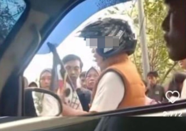 **看世界(只供网)**挂海贼王旗怎么了?!男子被士兵当街掌掴掀波