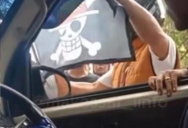 **看世界(只供网)**挂海贼王旗怎么了?!男子被士兵当街掌掴掀波