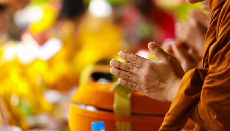 **看世界（只供网）**男子离婚后出家修行  耗尽积蓄还俗起诉女儿索赡养费