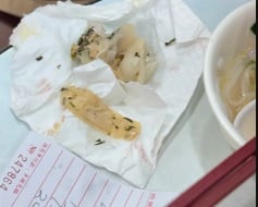 **看世界（只供网）**香港必比登云吞吃出胶布 女游客求道歉反遭辱骂