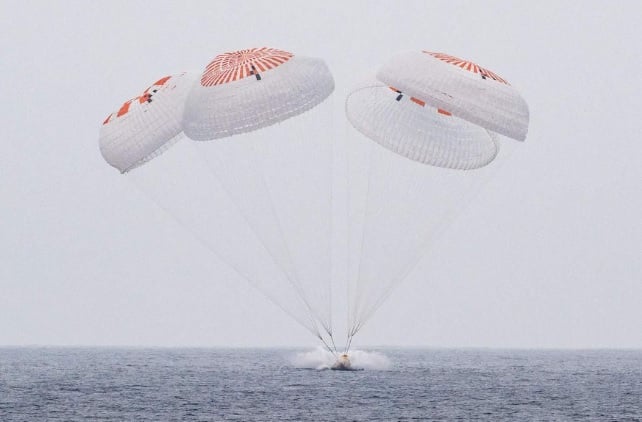 **看世界**SpaceX飞船首次加州近海成功溅落