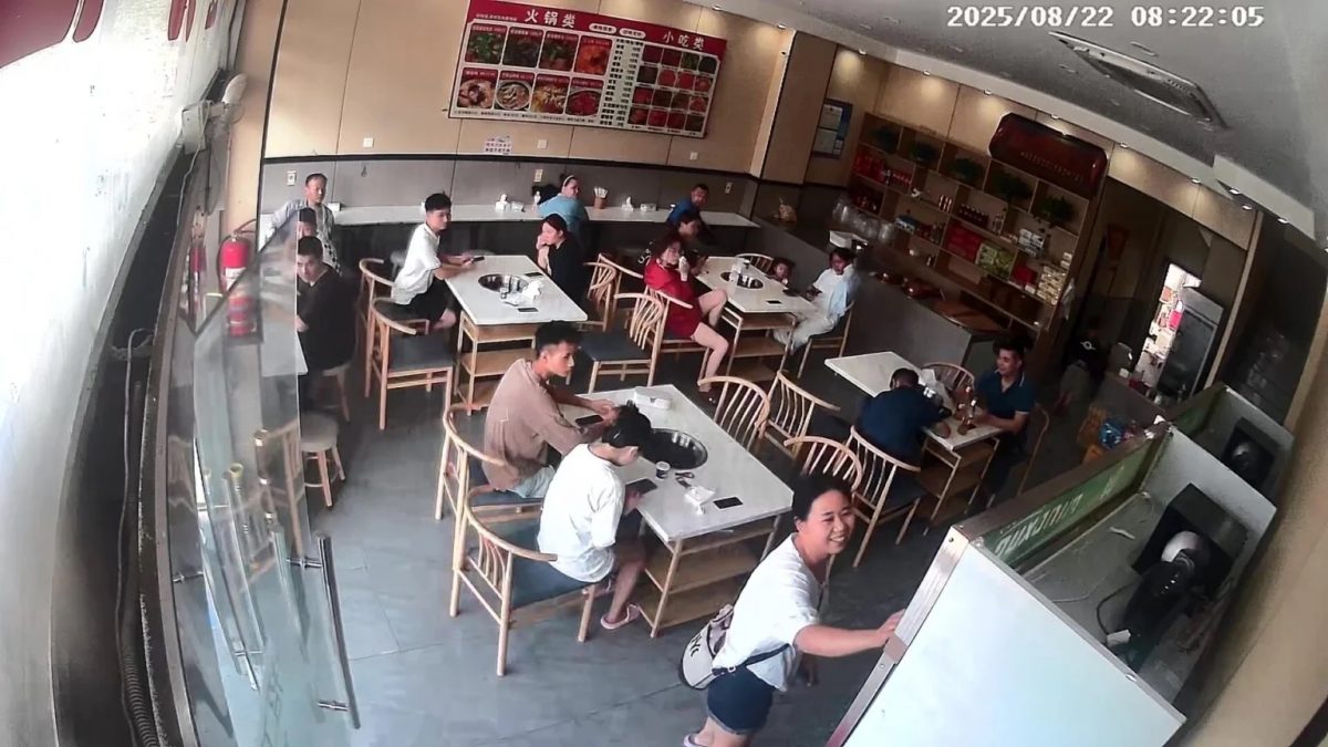 睡迟被顾客电话“叫醒” 老板娘尴尬:像上学迟到