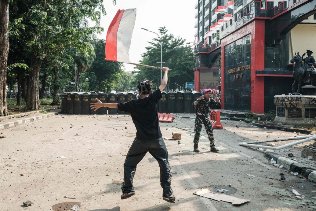 示威加剧 印尼总统取消访华行程   