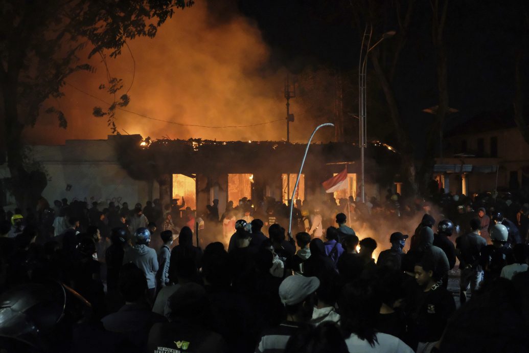 示威加剧 印尼总统取消访华行程   