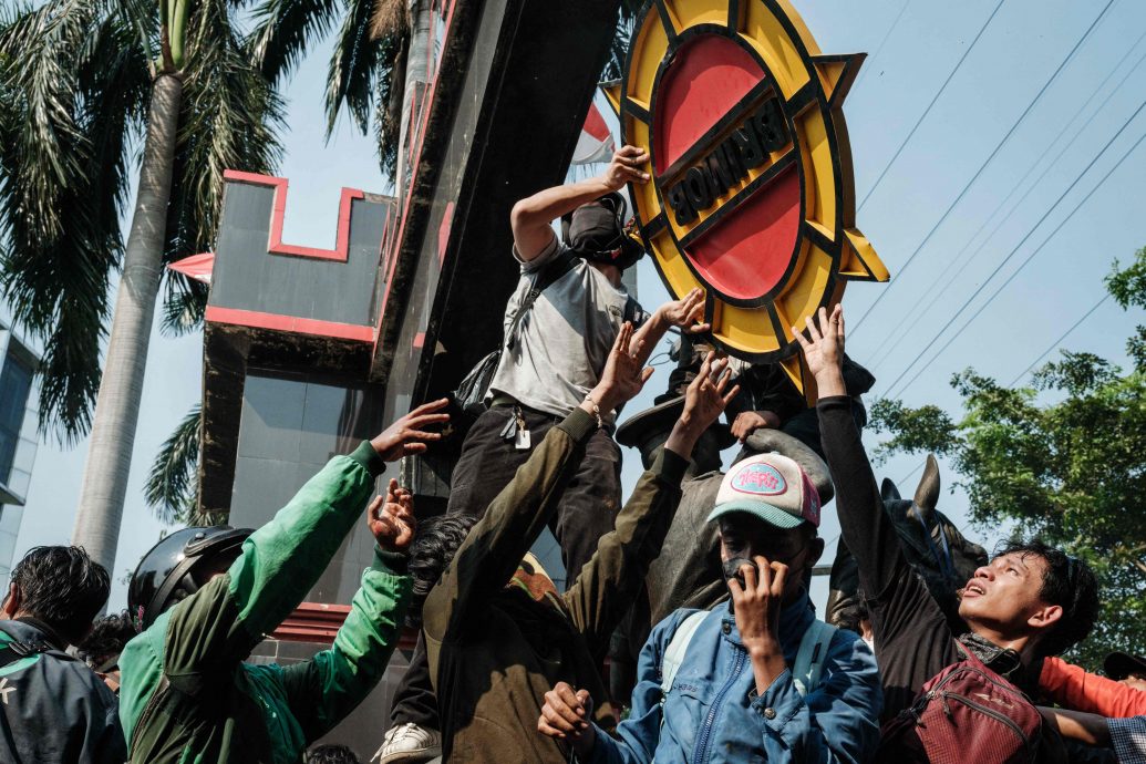 示威者要求就司机之死究责 雅加达总警长：7警员受查