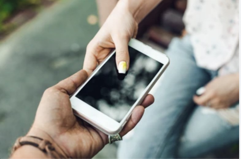 祈祷后疑遇“迷魂党” 印尼妇女哭诉金链等财物不见