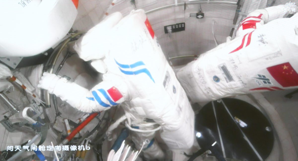 神舟二十乘组完成第三次出舱 陈冬刷新中国航天员出舱次数纪录