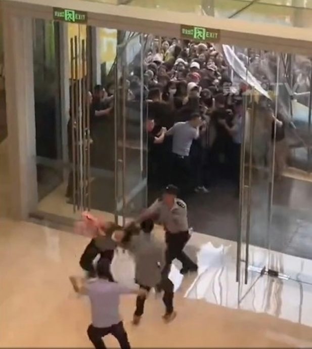 私生饭企图潜入酒店 张凌赫连夜换5家酒店