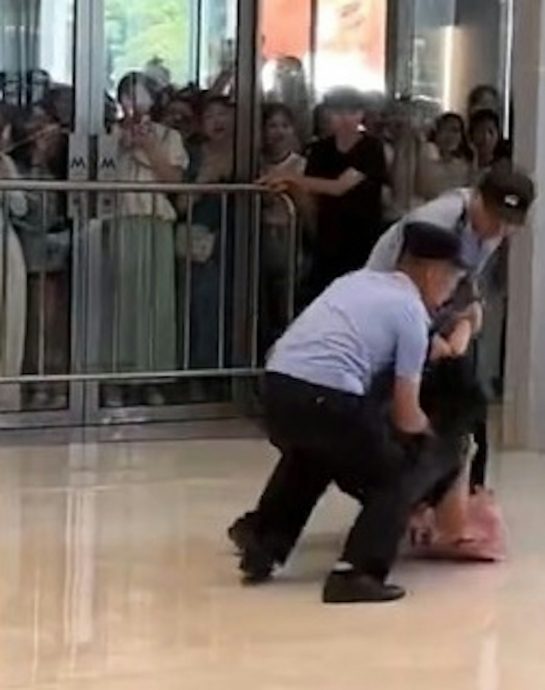 私生饭企图潜入酒店 张凌赫连夜换5家酒店