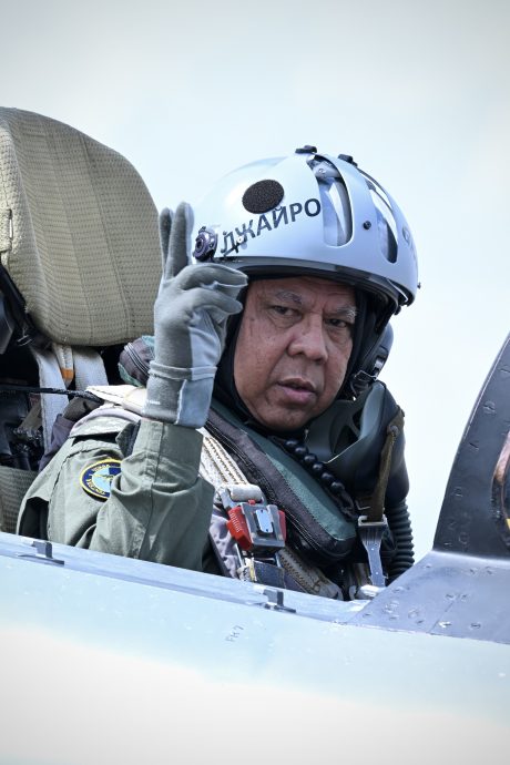 空军首长创国庆历史!亲驾苏-30领编队空中表演