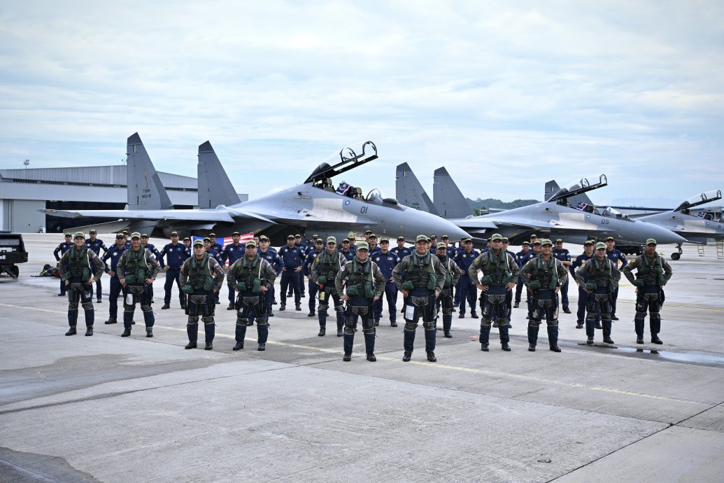 空军首长创国庆历史!亲驾苏-30领编队空中表演