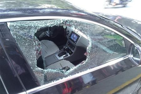 窃贼光天化日砸车窗 逾30万现金被劫！