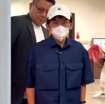 第3度出庭鞠躬道歉 黄子佼戴假发换金框眼镜