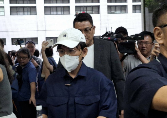 第3度出庭鞠躬道歉 黄子佼戴假发换金框眼镜