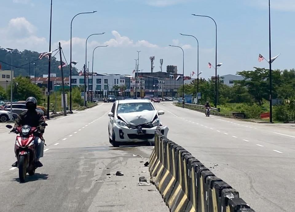 米昔拉路转甘布路分界堤增30尺分界墩,轿车司机不察迎面撞上!