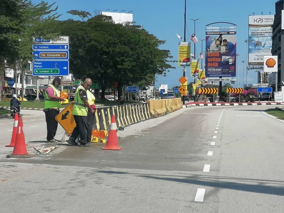 米昔拉路转甘布路分界堤增30尺分界墩,轿车司机不察迎面撞上!