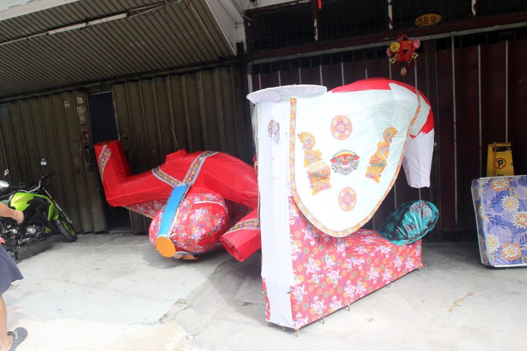 纸扎大士爷传承乏力 老师傅：订单再多也难完成