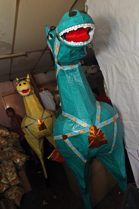 纸扎大士爷传承乏力 老师傅：订单再多也难完成