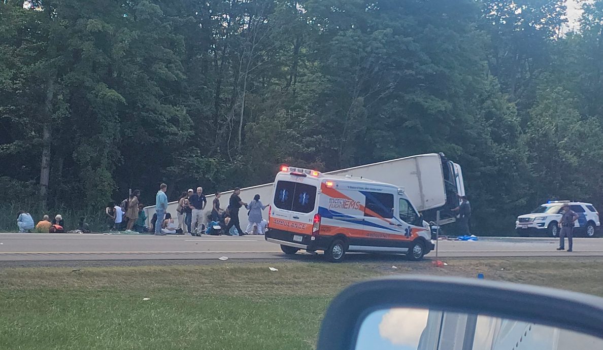 纽约州旅游巴侧翻事故 中国公民3死9伤 包括22岁哥大生