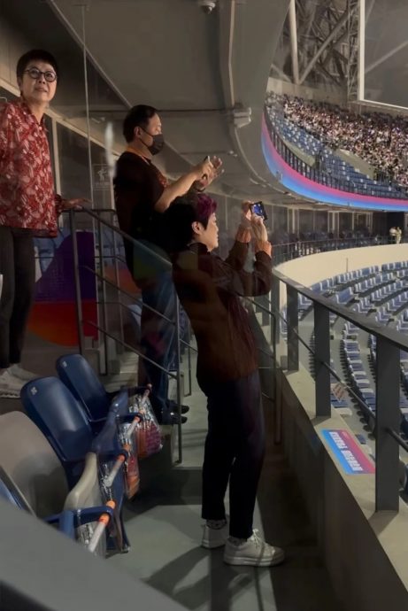 绝迹幕前8年真实状态曝光 关菊英撑谢霆锋罕露面