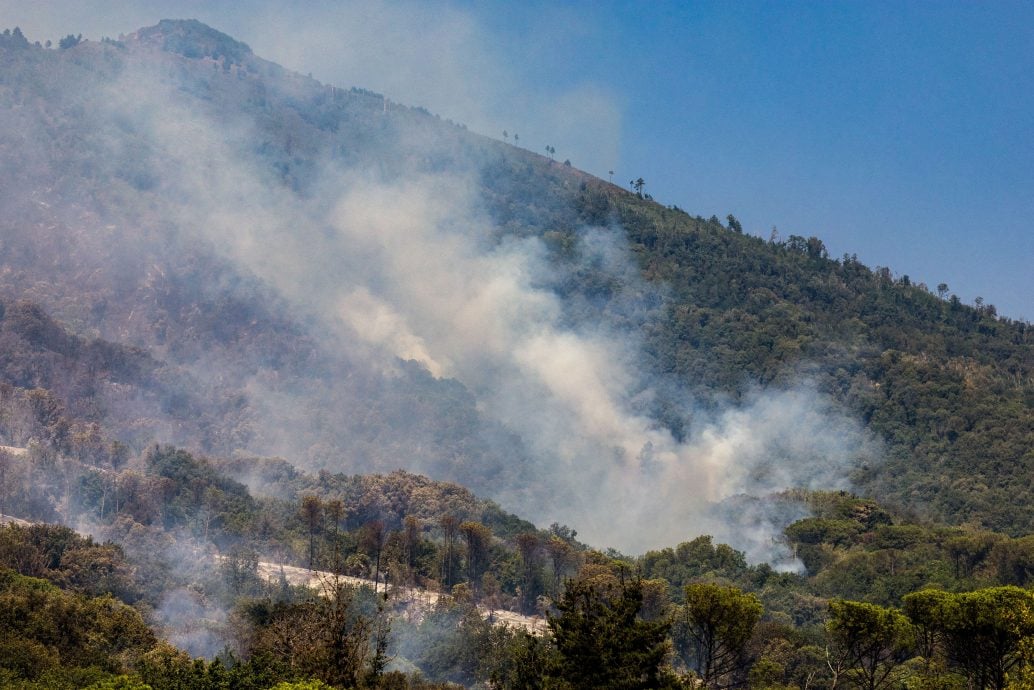 维苏威火山剧烈燃烧 意大利紧急动员多线作战