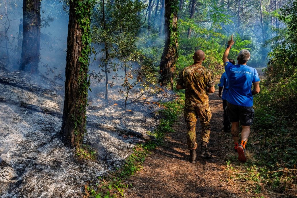 维苏威火山剧烈燃烧 意大利紧急动员多线作战