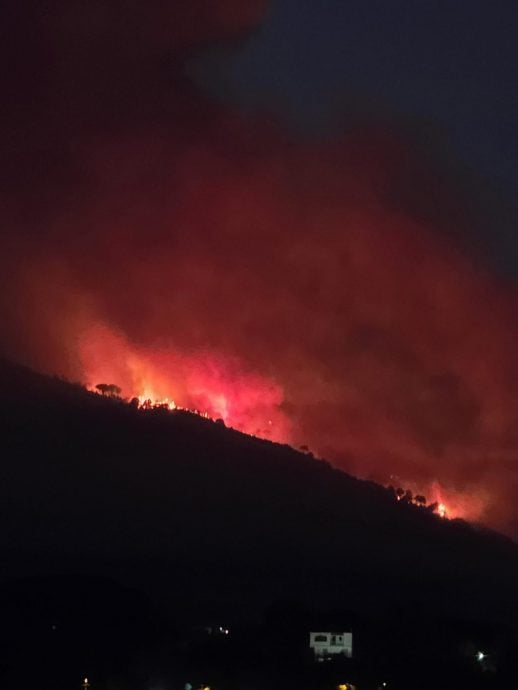 维苏威火山剧烈燃烧 意大利紧急动员多线作战