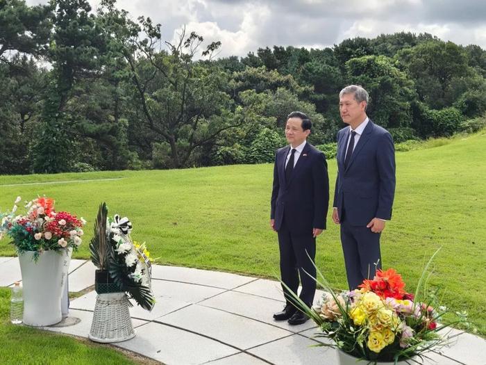 缅怀破冰者 中国驻韩大使祭扫卢泰愚墓