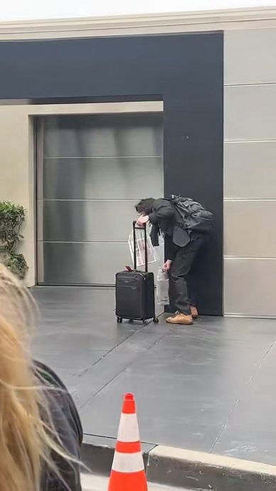 网疯传落魄回家画面 奇洛李维斯被误当流浪汉