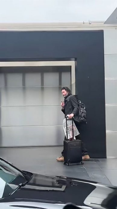 网疯传落魄回家画面 奇洛李维斯被误当流浪汉