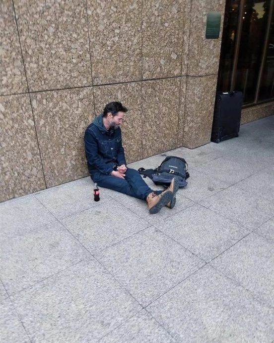 网疯传落魄回家画面 奇洛李维斯被误当流浪汉