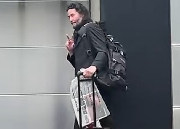 网疯传落魄回家画面 奇洛李维斯被误当流浪汉