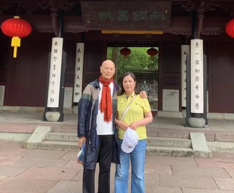 罗家英谈遗产分配 购墓地盼夫妻合葬