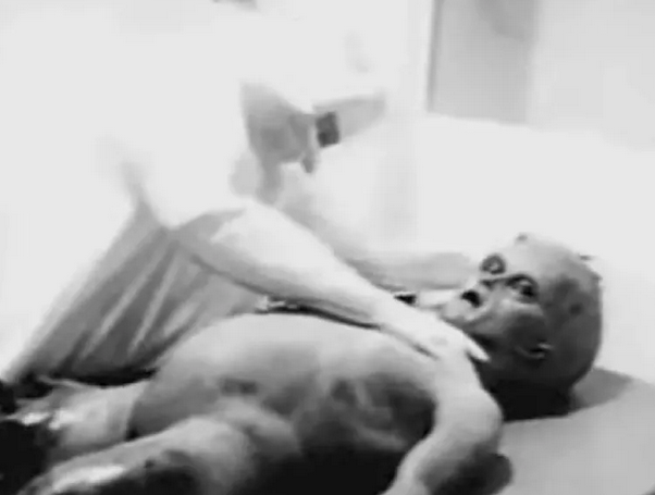 罗斯威尔“外星人解剖片”再掀热议！　30年前震惊全球画面真相揭晓