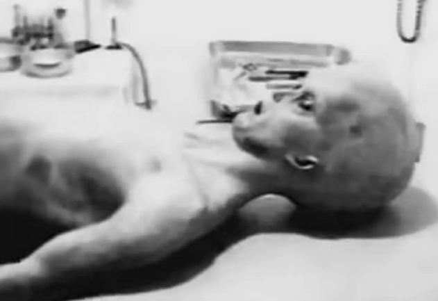 罗斯威尔“外星人解剖片”再掀热议！　30年前震惊全球画面真相揭晓