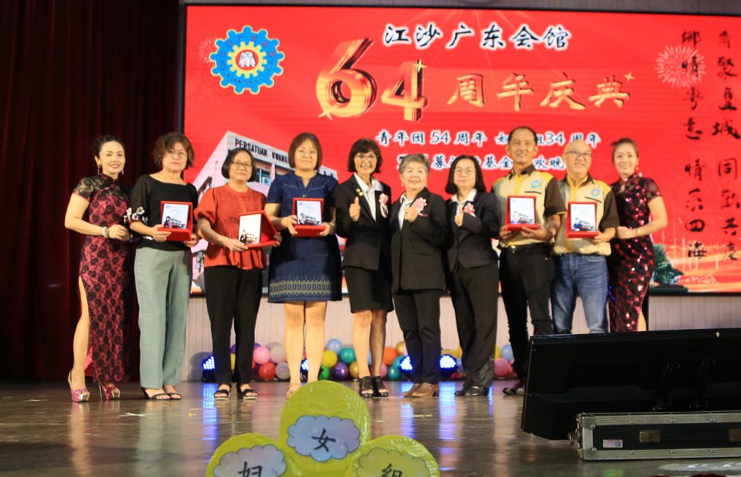 罗蔓妹:无心倒挂国旗 应以德服人予改过机会