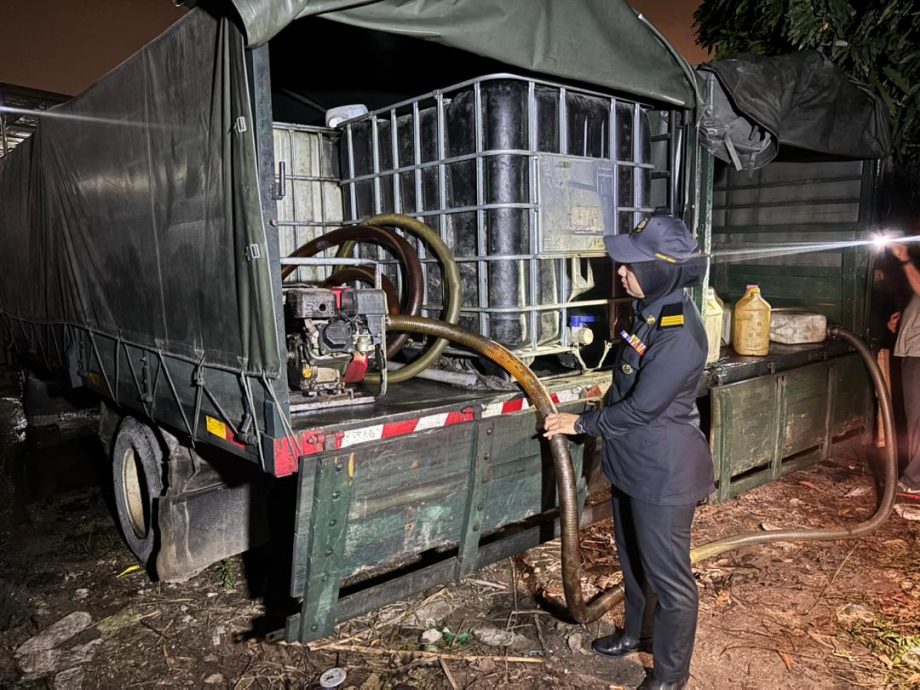罗里司机勾结集团偷油牟利　内贸局查获1220公升柴油