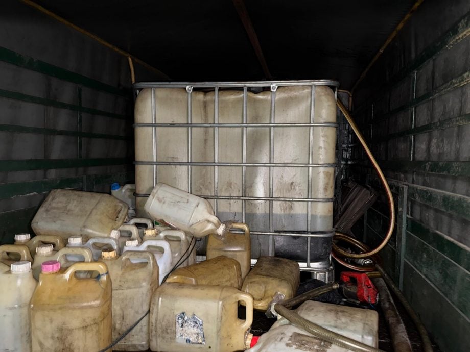 罗里司机勾结集团偷油牟利　内贸局查获1220公升柴油