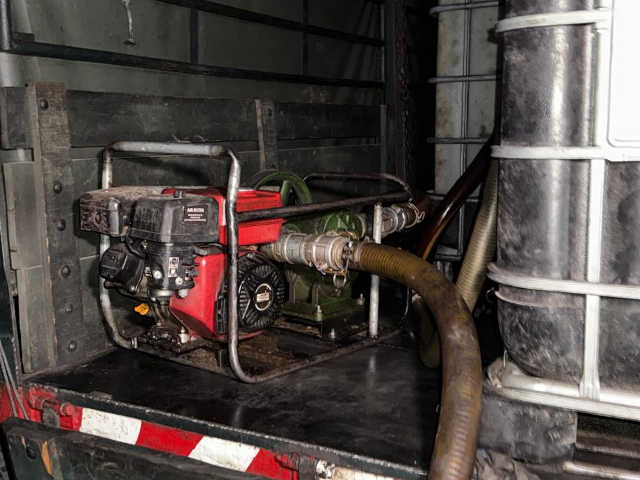 罗里司机勾结集团偷油牟利　内贸局查获1220公升柴油