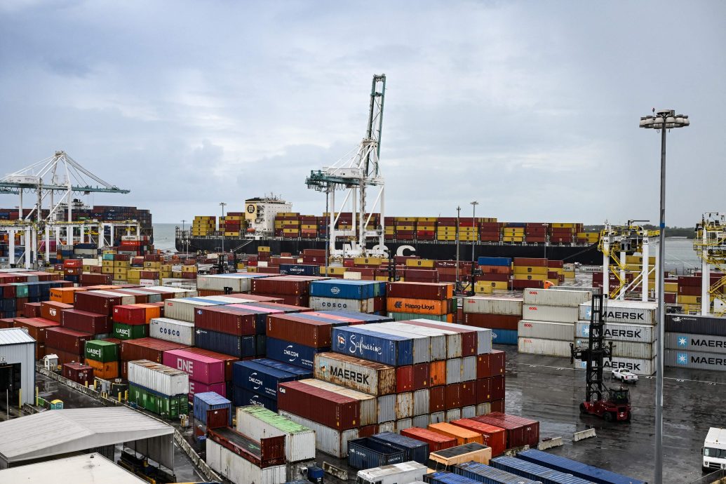 美关税已生效｜消息人士：预计不立即征转运关税 专家警告将出台严格转运规则