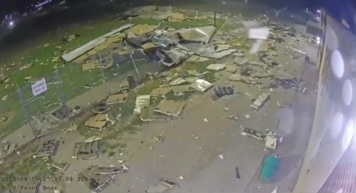 美国中部超级暴风雨 监狱屋顶掀翻囚犯“无瓦遮头”