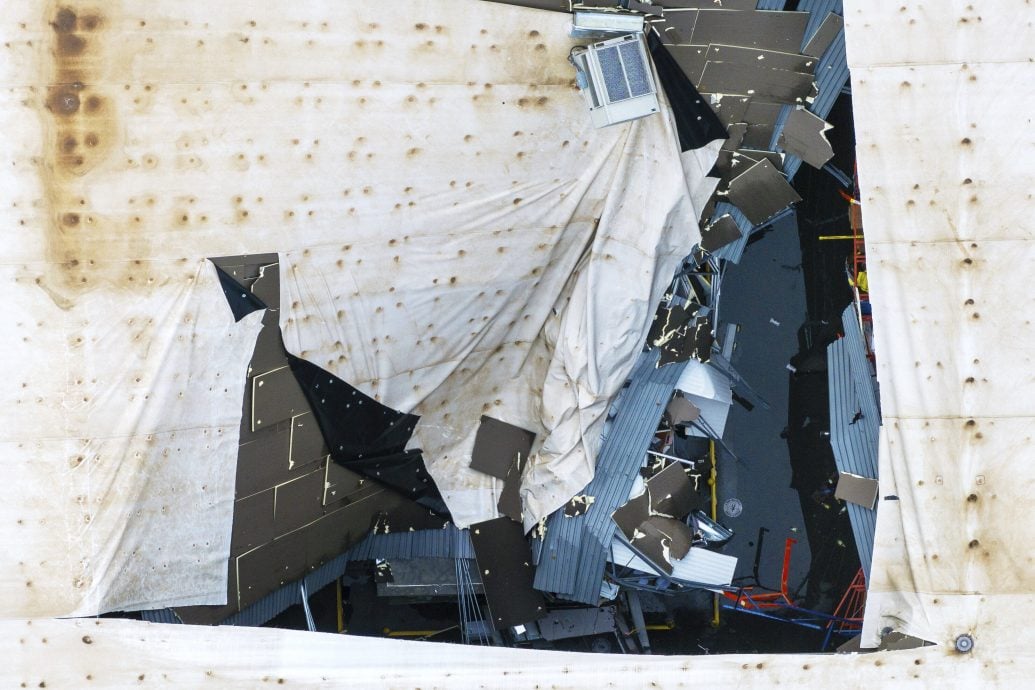 美国中部超级暴风雨 监狱屋顶掀翻囚犯“无瓦遮头”