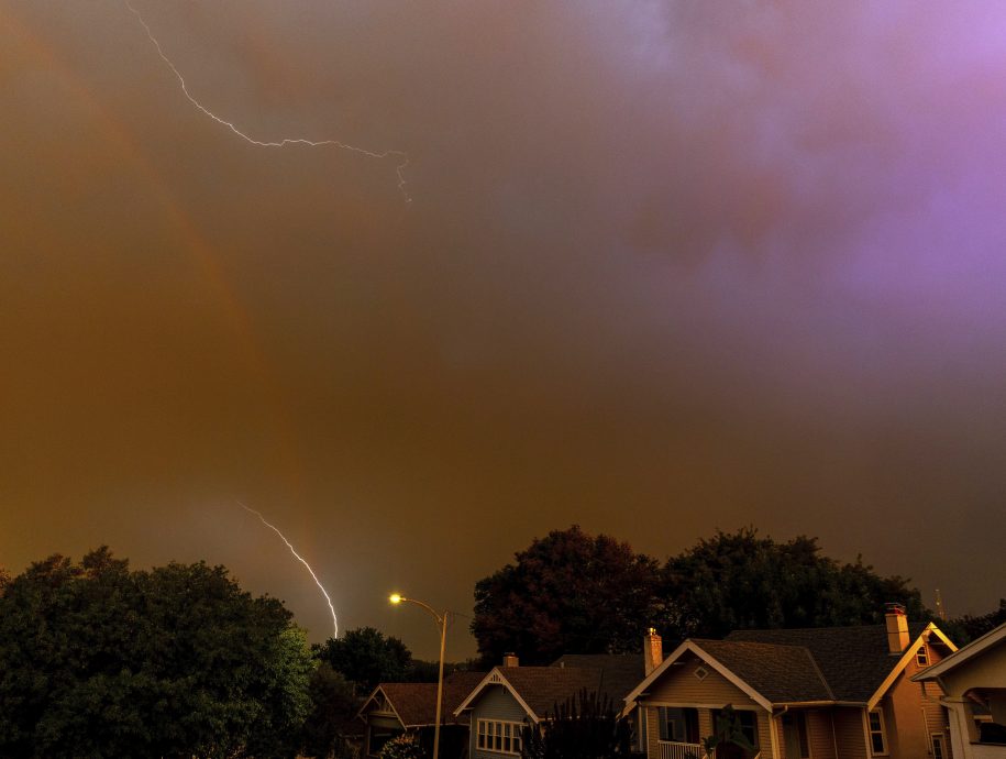 美国中部超级暴风雨 监狱屋顶掀翻囚犯“无瓦遮头”