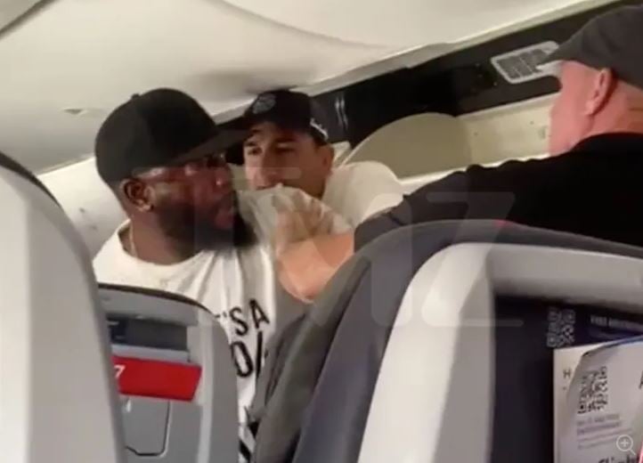 美国航空机内爆冲突 男乘客掐女子脖子 影响其他乘客下机