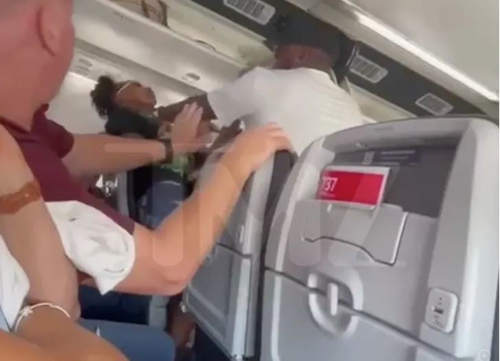 美国航空机内爆冲突 男乘客掐女子脖子 影响其他乘客下机