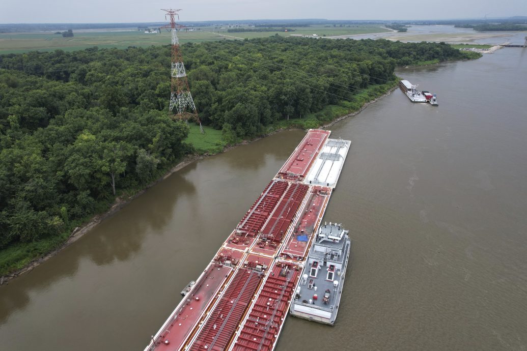 美直升机坠冲货船酿两人死亡 疑电塔障碍灯失灵惹祸