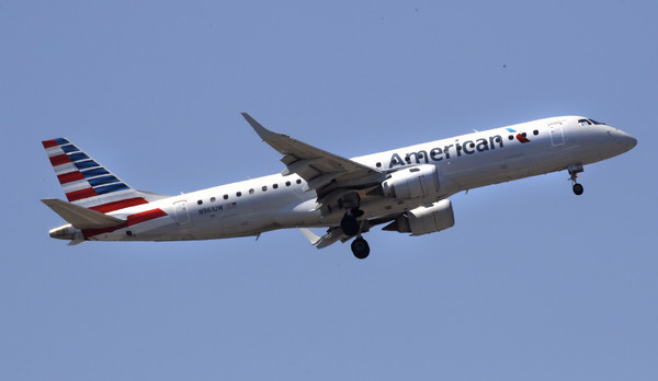 美航166人客机装置冒烟紧急降落　乘客：闻到烟味、多人咳嗽