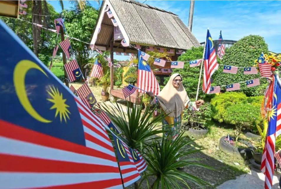 老妇住家挂满国旗  怀念亡夫表爱国