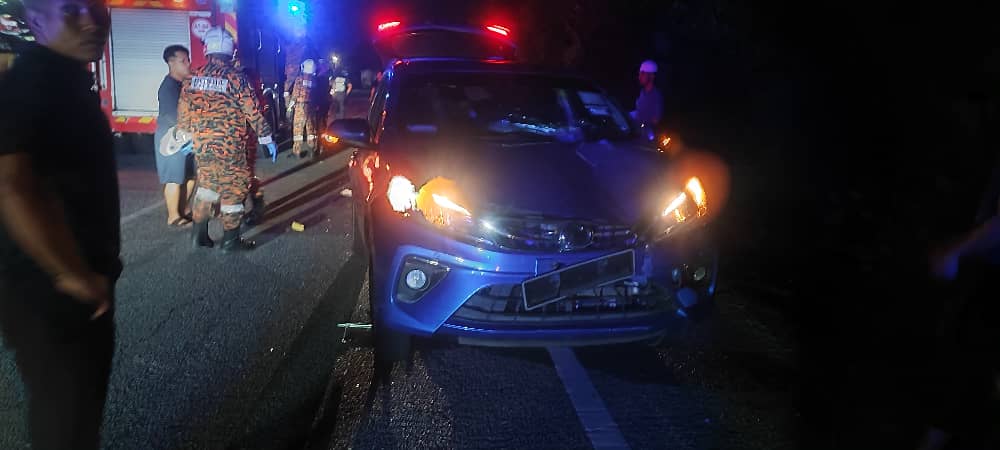 老妇路肩行走遭撞 卷入车底不治