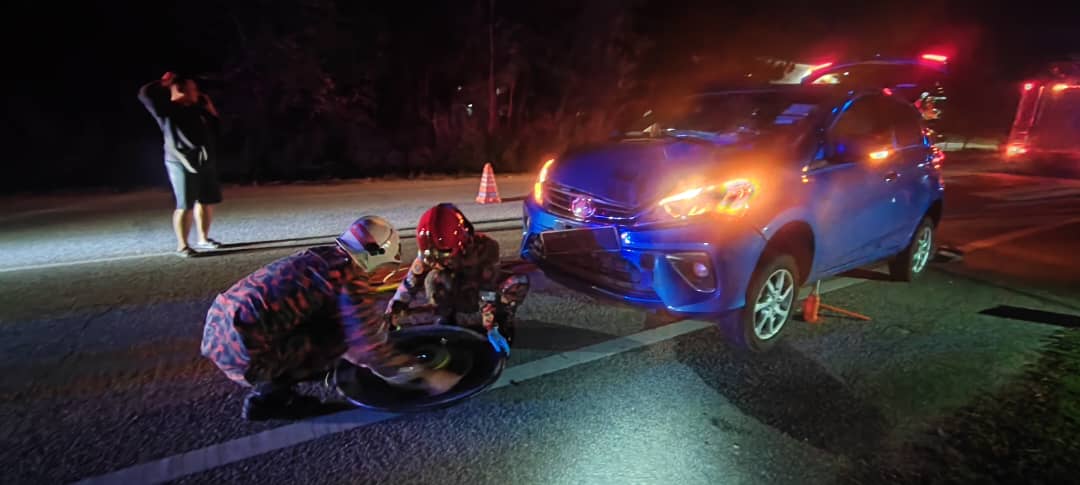 老妇路肩行走遭撞 卷入车底不治